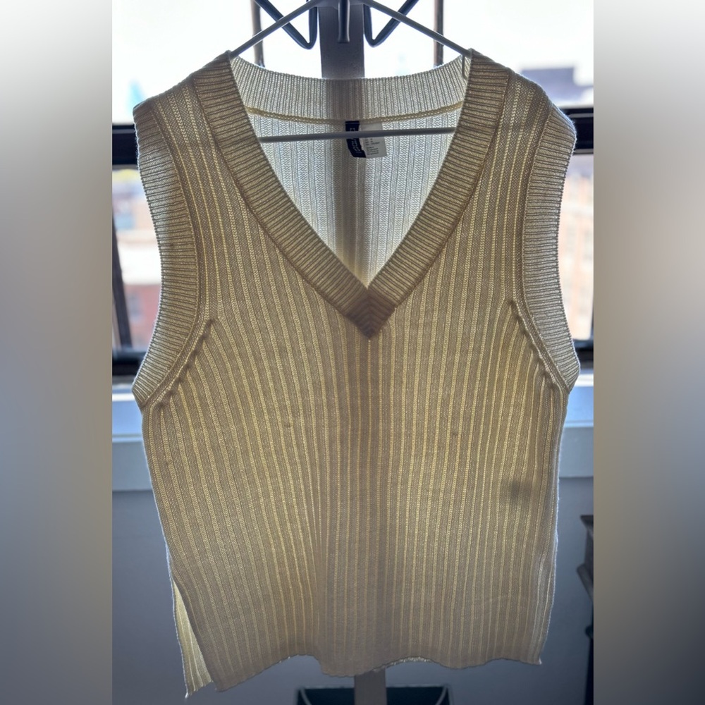 NWOT women’s H&M Divided cream ribbed sweater vest size medium